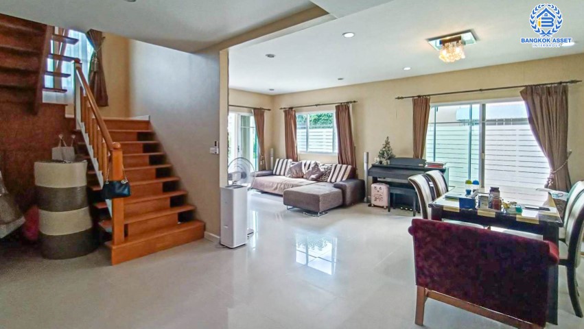 *****บ้านเดี่ยวมือสองย่านกรุงเทพฯ ม.ภัสสร21 พระราม9-วงแหวน เนื้อที่กว้างขวางมากถึงเกือบ 58 ตร.ว. ฟังก์ชันจัดเต็ม 4 ห้องนอน 2 ห้องน้ำ 2 ที่จอดรถ บนทำเลเดินทางง่าย เพียง 15 นาทีก็ถึงรถไฟฟ้าสายแอร์พอร์ตเรลลิงก์ "สถานีลาดกระบัง" ใกล้สนามบินสุวรรณภูมิ และทางด่วน "มอเตอร์เวย์"